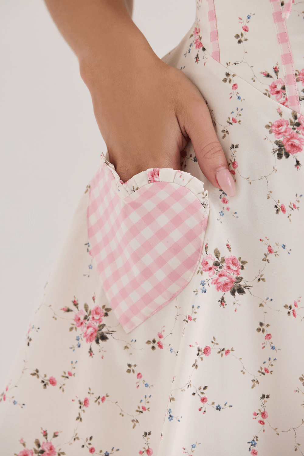 Bezauberndes kurzes Kleid