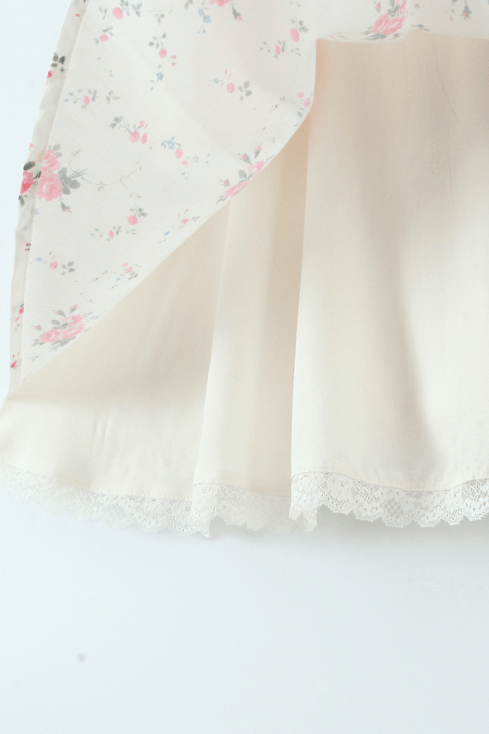Bezauberndes kurzes Kleid