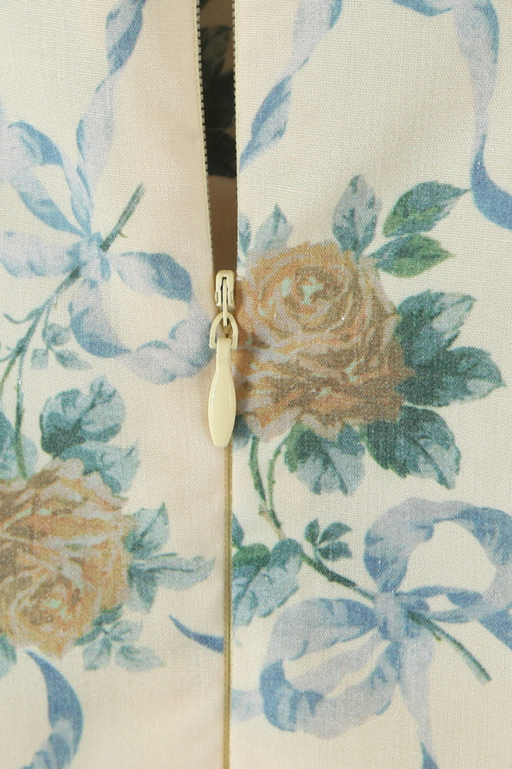 Kurzes Perlenkleid