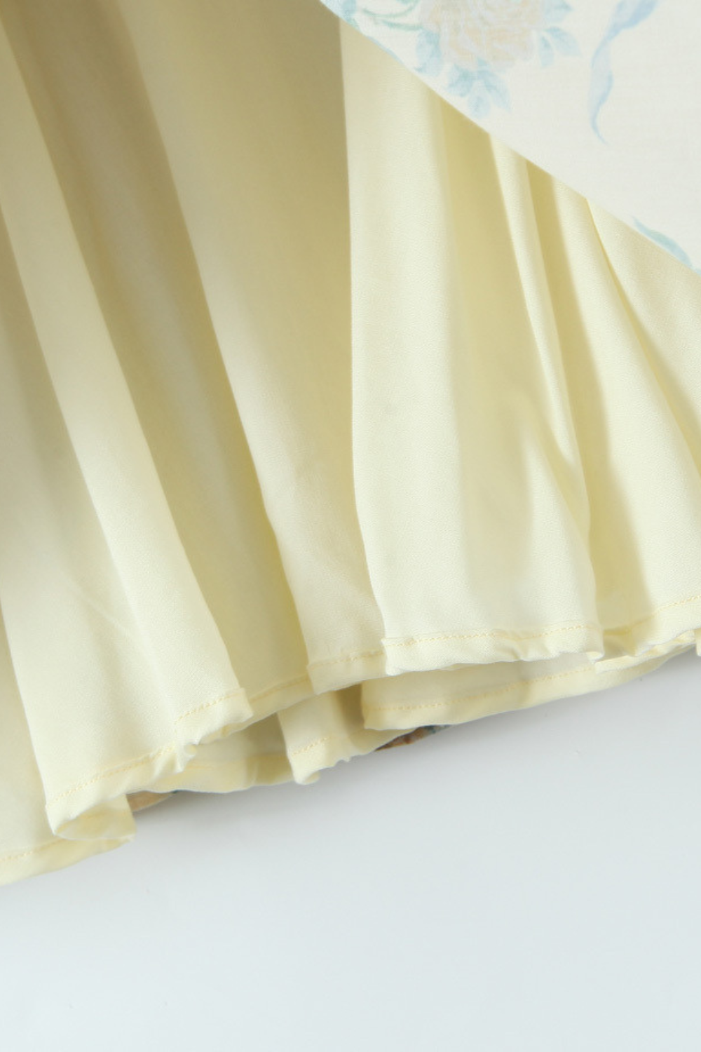Kurzes Perlenkleid