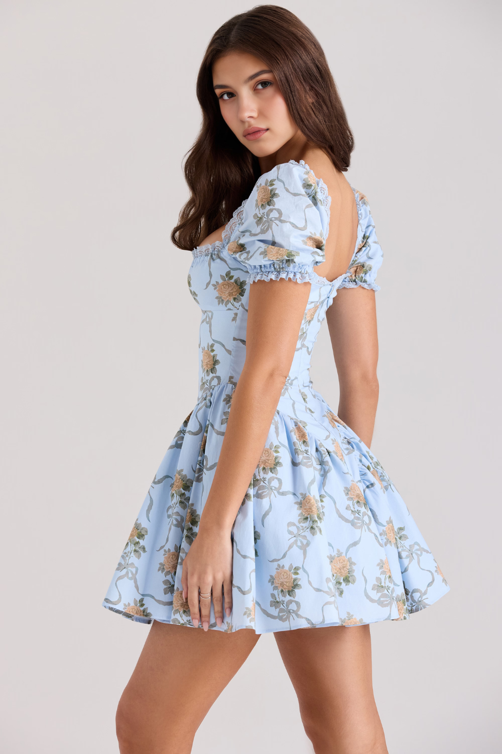 Kurzes Perlenkleid