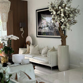 Weißer Magnolienbaum im glänzenden St. Tropez-Topf in Beige